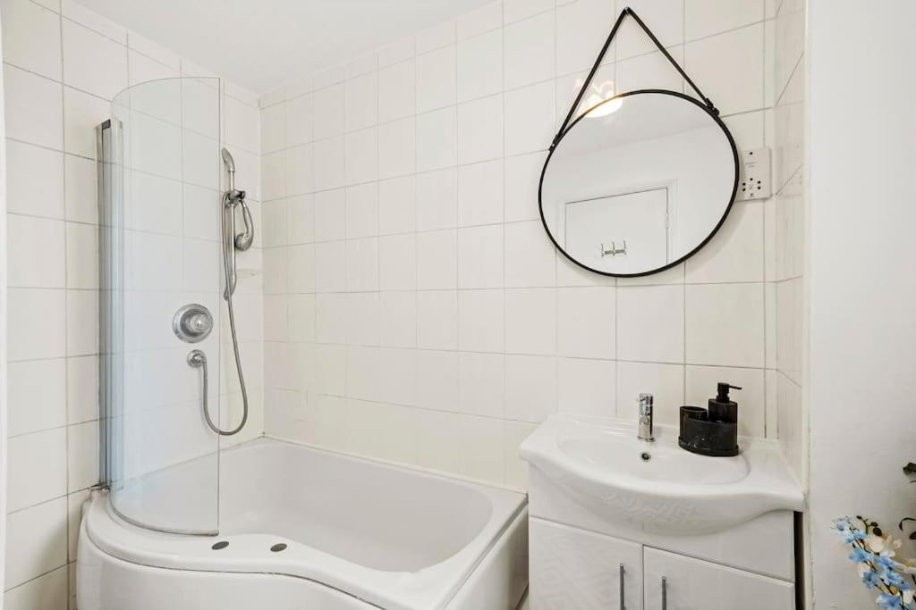 Cosy Apartment 5 Guests 3 Beds 1 Sofa Bed Lewisham Лондон Екстериор снимка
